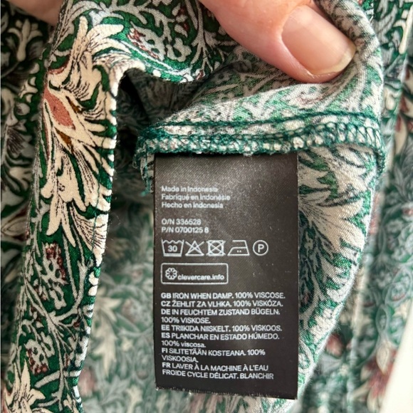 H&M Green and White Graphic Long Sleeve Blouse - Picture 3 of 6